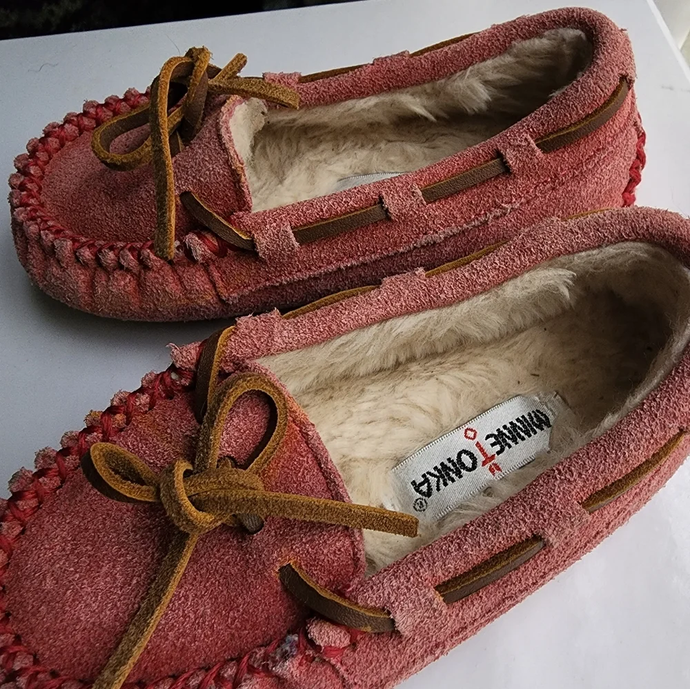 Toddler girls size 8 Minnetonka pink suede moccasins